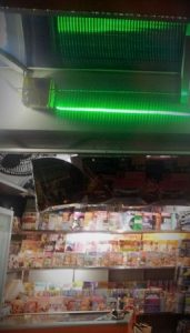 Painel de luzes na banca de jornal ao lado do sensor DustDuino no Largo da Batata