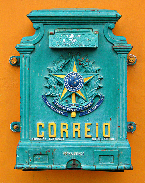 Ilustração em tons de vermelho e bege com símbolo de envelope e CEP