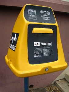 Caixa postal em ambiente urbano