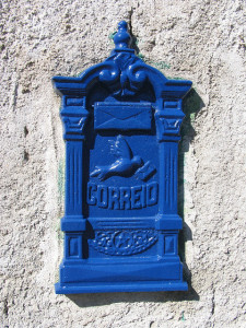 Cartas e envelopes sobre uma superfície