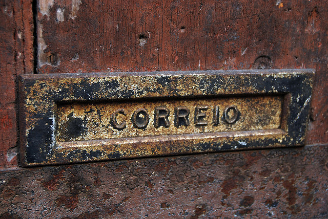 Múltiplas caixas de correio alinhadas