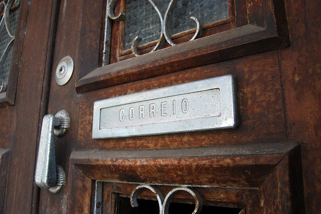 Quadro de avisos e caixa de correio em parede azul