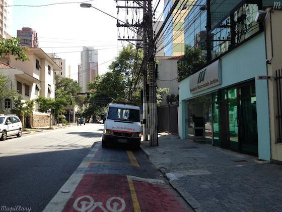 Foto Mapillary: ambulância estacionada na ciclofaixa em São Paulo