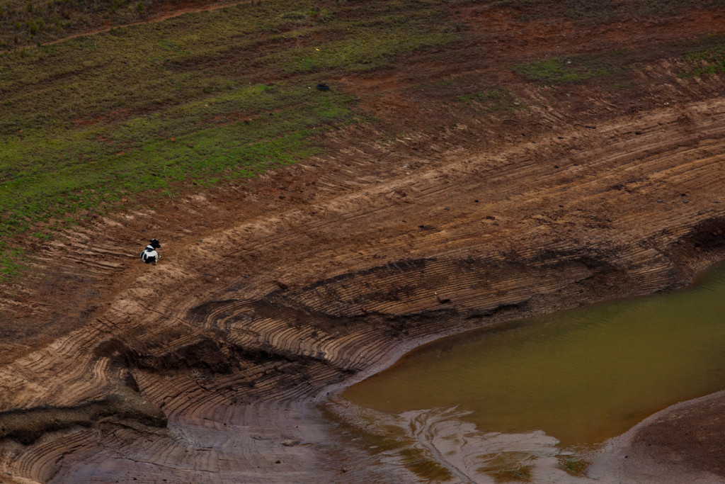 Represa de Paraibuna com nível baixo: reservatório na bacia do rio Paraíba do Sul durante a seca